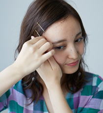 根元から前髪にかけてのストレートな髪はタイトになでつけ、ヘアピンで留めて額を出します。